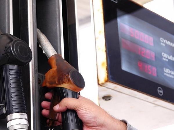«Куриная слепота»: власти проговорились об истинной причине рекордных цен на бензин
