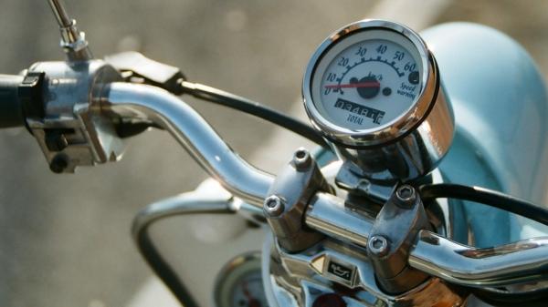 Молодая мотоциклистка сбила перебегавшего дорогу семилетнего петербуржца на Ораниенбаумском шоссе
