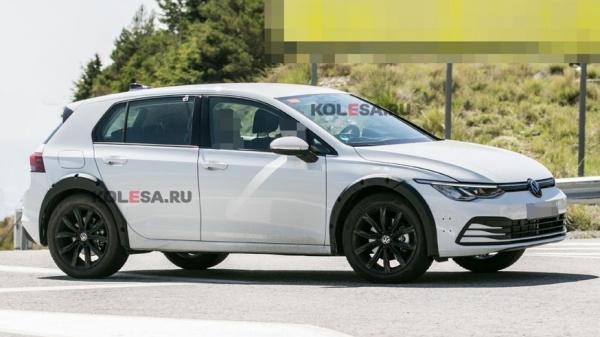 Volkswagen начал испытывать T-Roc нового поколения: на дороги пока пустили тестовый мул