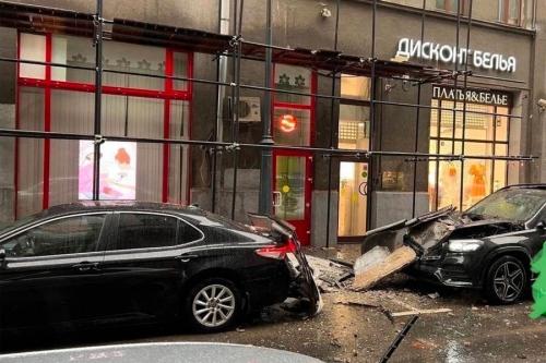 В центре Москвы кусок бетона упал на припаркованные машины 