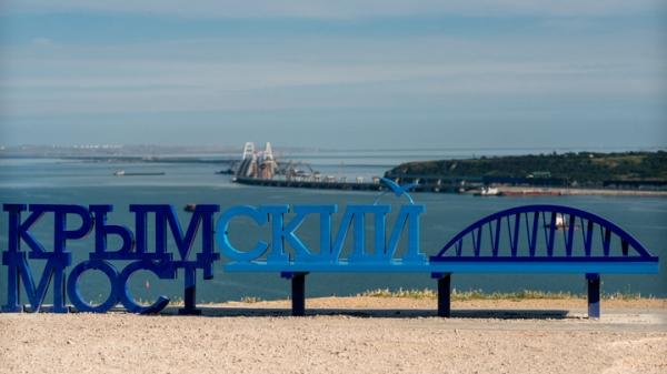 Десантные корабли начали перевозку машин на паромной переправе в Крыму