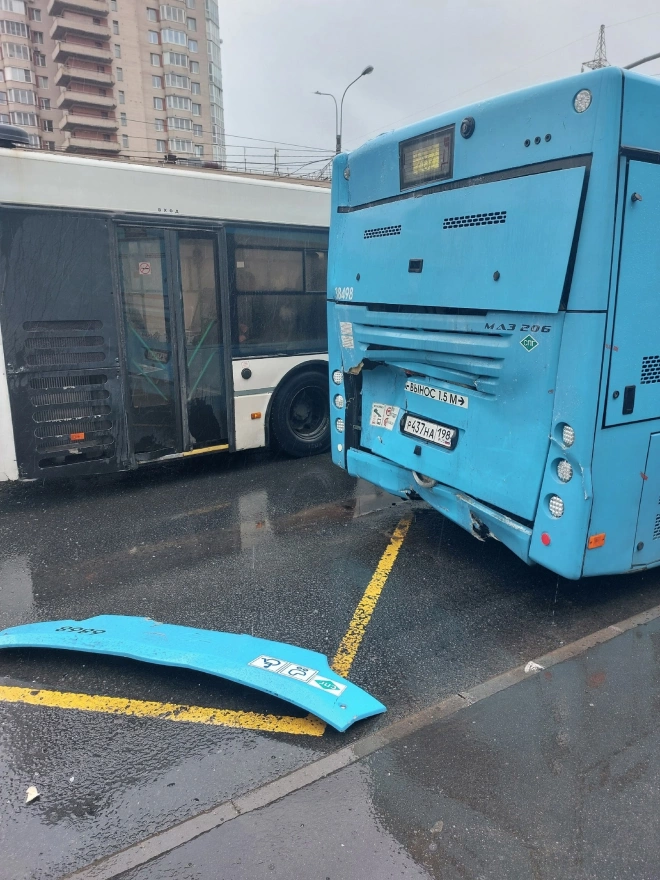 В ДТП с тремя автобусами на юге Петербурга пострадали 4 пассажирки1