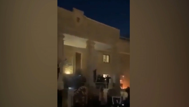 Reuters: протестующие подожгли посольство Швеции в Багдаде0