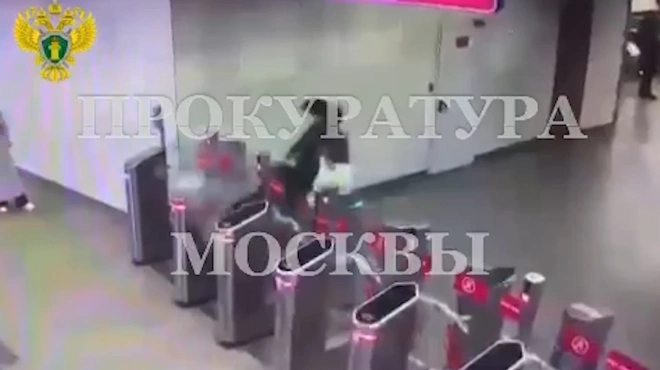 Женщина, поссорившись с возлюбленным, разбила турникет в московском метро0