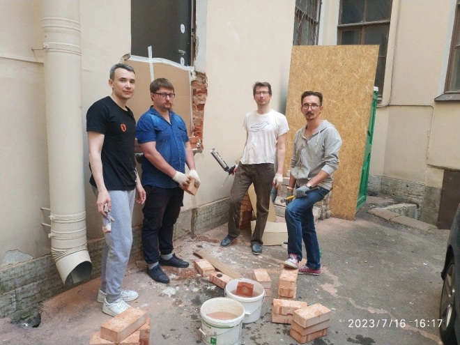 Жители дома Макаровых и градозащитники замуровали кирпичом незаконные дверные проёмы 