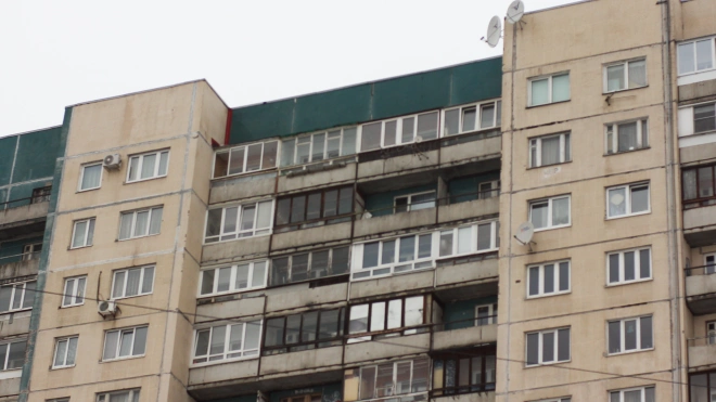 В Ленобласти мужчина с ранением позвал через балкон прохожего для помощи