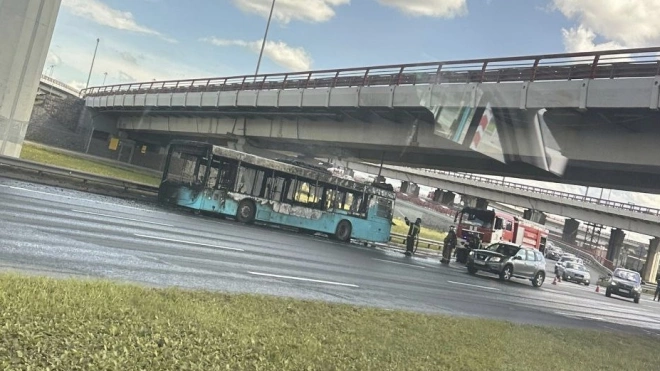 На Пулковском шоссе вновь полыхал лазурный автобус