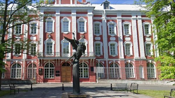 Петербуржцы недовольны переносом памятника Универсанту СПбГУ