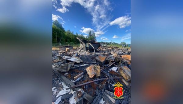 Появились кадры с места пожара в Ломоновском районе, где умер 61-летний владелец дома
