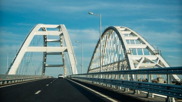 Движение машин по Крымскому мосту временно остановлено