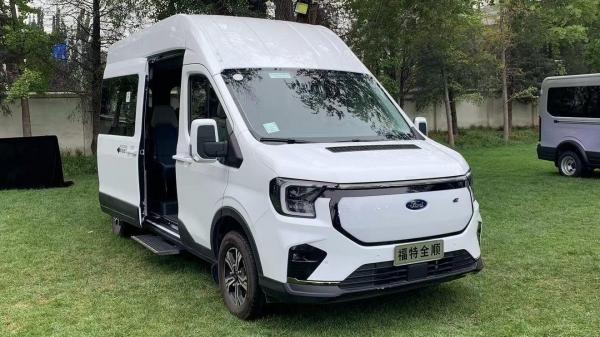 Обновлённый Ford Transit для Китая получил передок в стиле пикапа Ranger