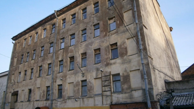 Градозащитники просят остановить снос доходного дома на Булавского 