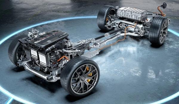 «Горячий» Mercedes-AMG GLC представлен в двух версиях