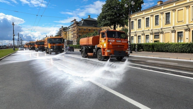 Более 1,1 тыс. кубометров мусора вывезли с петербургских улиц за неделю