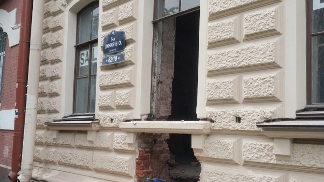 Жители дома Макаровых на Васильевском острове и Следственный комитет остановили незаконное устранение дверей в здании 