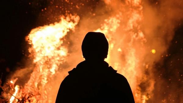 Выгорели полностью: неизвестный спалил автомобиль председателя СНТ и его жены в Ленобласти