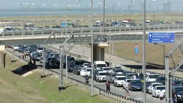 Пробка перед въездом на Крымский мост опять выросла