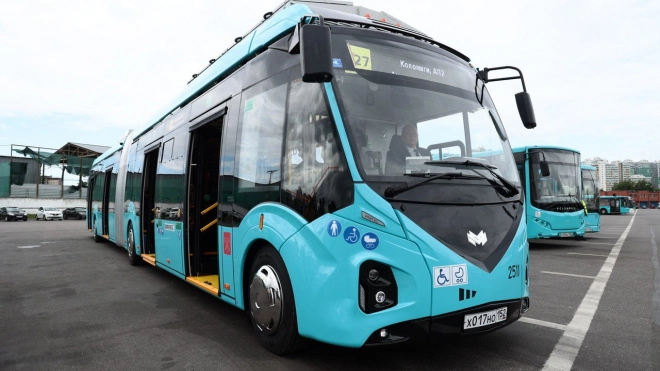 В Петербурге в тестовом режиме запустили автобус на 153 пассажира