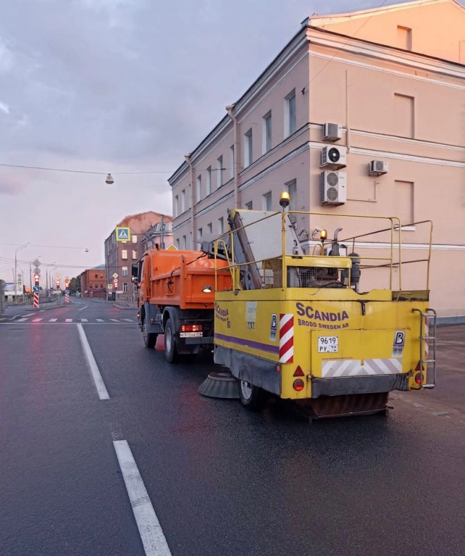 За неделю более 7,5 тыс. входов в ливневки очистили в Петербурге