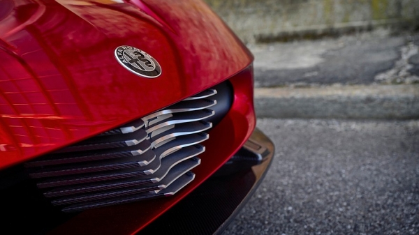 Alfa Romeo 33 Stradale: очень красивый ретроспективный суперкар за 2 млн евро