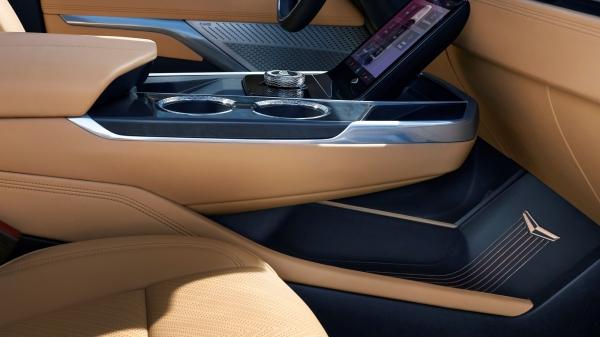 Cadillac Escalade IQ: езда по диагонали, огромная батарея и роскошный салон