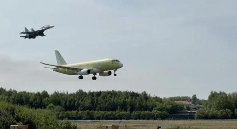 Импортозамещенный самолет SJ-100 совершил первый полет