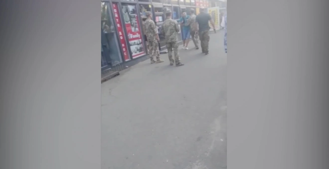 В Киеве сотрудник военкомата угрожал мужчине оружием при раздаче повесток0