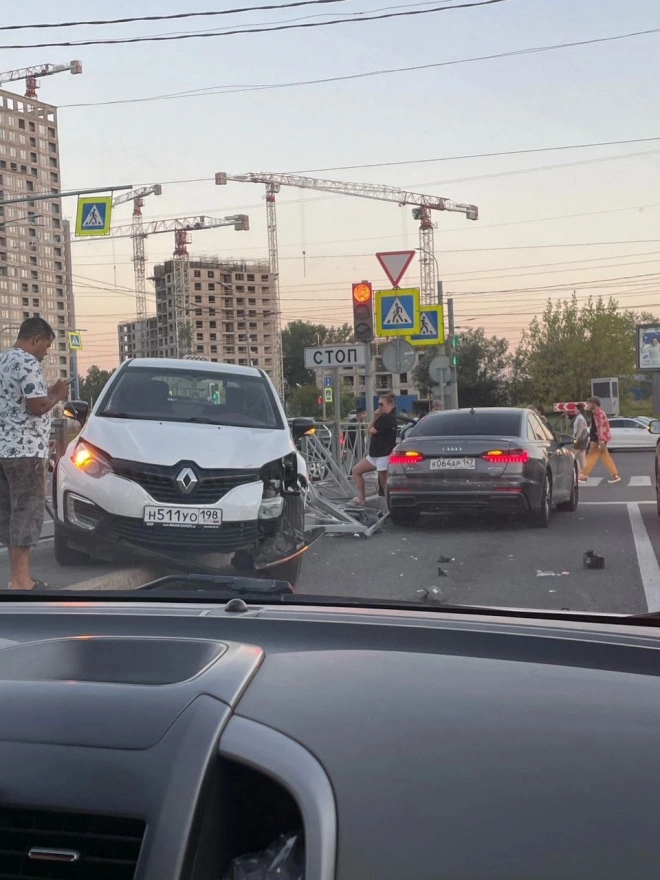 Водитель такси сбил двух пешеходов на Маршала Блюхера0