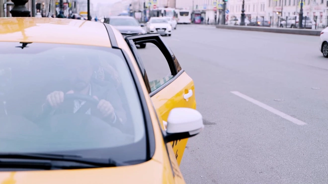 В Петербурге клиент избил таксиста и угнал его автомобиль 
