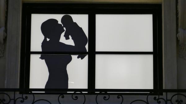 Годовалая девочка пошла вслед за матерью через окно в Ленобласти: не уследил за младенцем другой ребенок