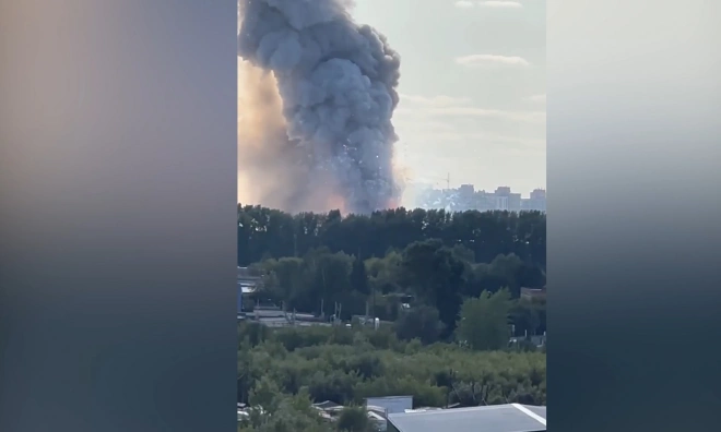Пожар на складе пиротехники в российском регионе попал на видео0