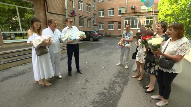 С помощью 20 медиков в роддоме №17 Невского района Петербурга родилась тройня