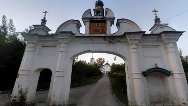 В храме Димитрия Солунского на Матисовом канале установили семитонный купол с крестом