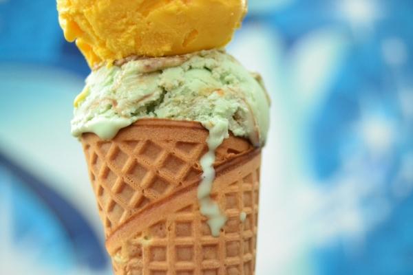 Тяжело переваривается: диетолог об опасности употребления мороженого в жару 