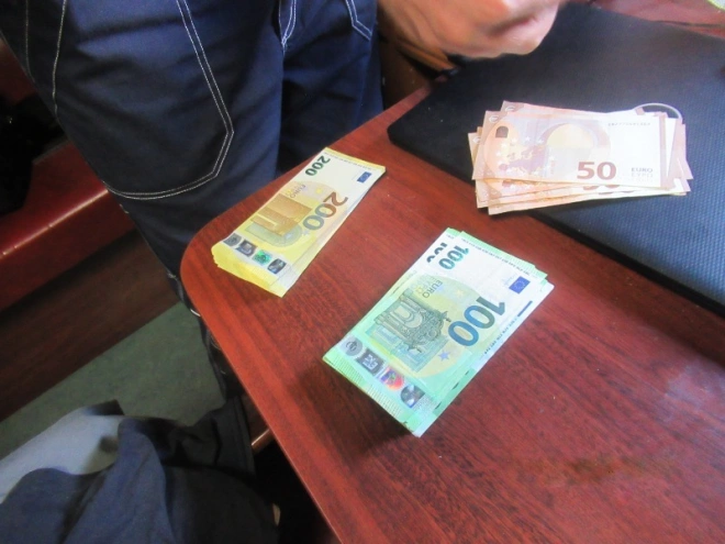 Сотрудники Балтийской таможни пресекли незаконный ввоз 21 500 долларов в Петербург1