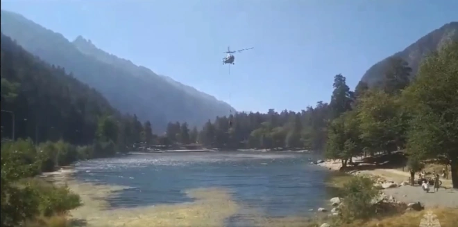 Вертолеты помогают тушить лесной пожар в Тебердинском национальном парке в КЧР0