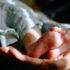 Покормили и легли спать: отец обнаружил в кроватке бездыханное тело новорожденной дочери в Тихвине