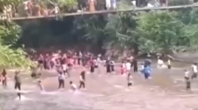 Состязание в ловле уток в Индонезии завершилось падением моста и попало на видео0