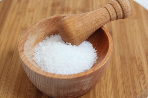 Врач рассказал, в каком случае употребление соли мешает избавиться от лишнего веса 