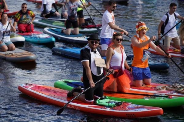 Мировой рекорд, пираты, тысячи участников и благотворительность: как прошел речной карнавал в Петербурге