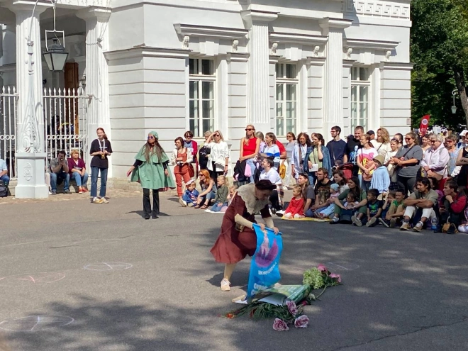 В Петербурге прошёл традиционный XI фестиваль уличных театров "Елагин парк"