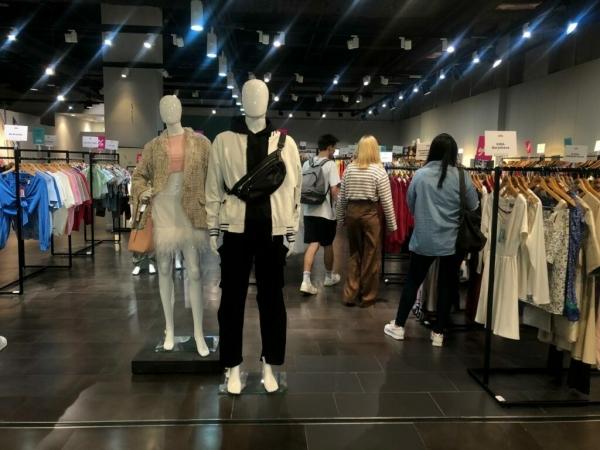 Выбора нет: петербургским модникам приходится тратиться на дорогую одежду локальных брендов с руки Смольного