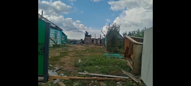 В Башкирии ураган снес крышу жилого дома0