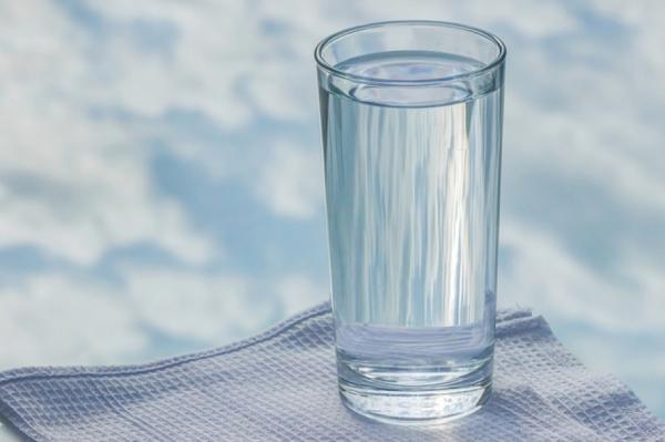 Похудеть к концу лета: Врач посоветовала пить воду при чувстве голода