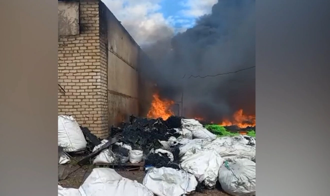 Площадь пожара на складе в Яхроме составляет 2,5 тысячи 