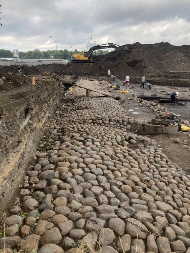 Археологи откопали мощеные дороги XIX-XX веков на Охтинском мысе