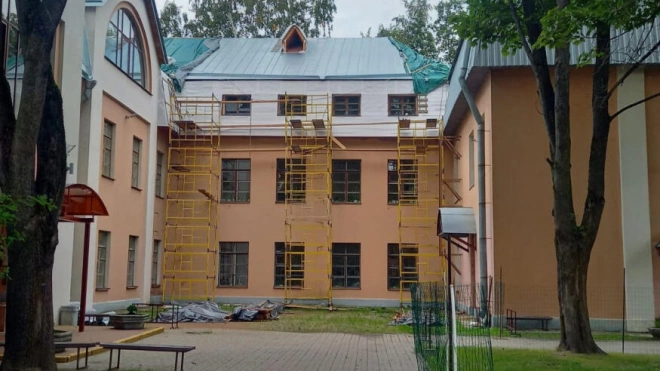Сорванный ремонт крыши перевел учеников ДШИ №10 Петербурга на дистанционное обучение