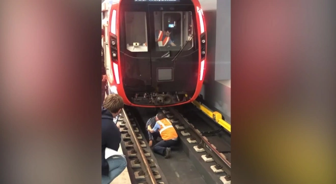 Момент спасения человека из-под поезда на станции метро в Москве попал на видео0