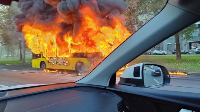 На Маршала Жукова сгорел жёлтый автобус с надписью 