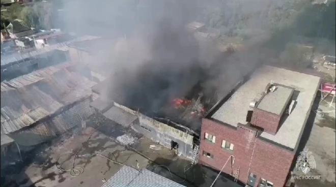 В Краснодарском крае тушат пожар в ангарах крупного склада0